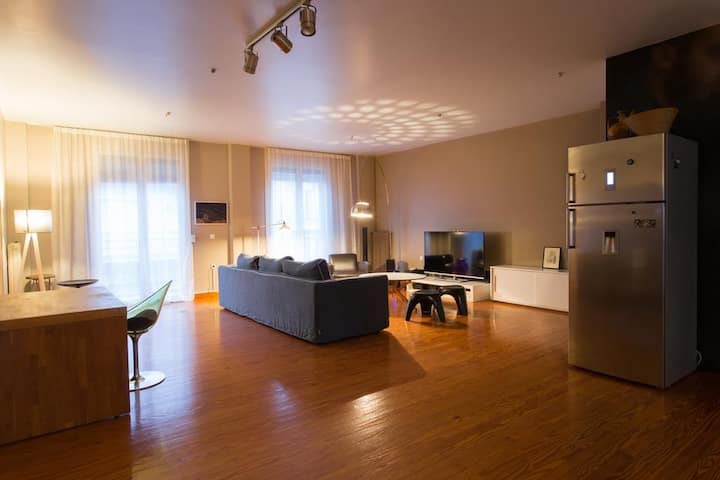 סלון, ניתן להשתמש כאן בשתי מיטות נוספות כדי להכיל עוד שני (ילדים או אנשים אחרים)  במידת הצורך