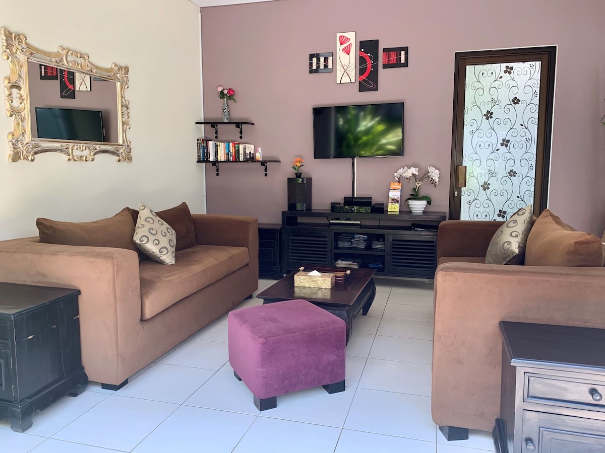 Villa in Sanur · ★4.8 · 2 bedrooms · 3 beds · 2 private baths, порівнянний Airbnb