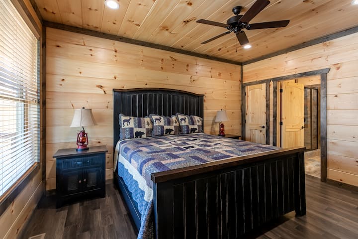 ห้องนอนใหญ่ชั้นหลักพร้อมตู้เสื้อผ้าและห้องน้ำในตัว เตียงคิงไซส์พร้อมที่นอนและหมอนนุ่มสบาย