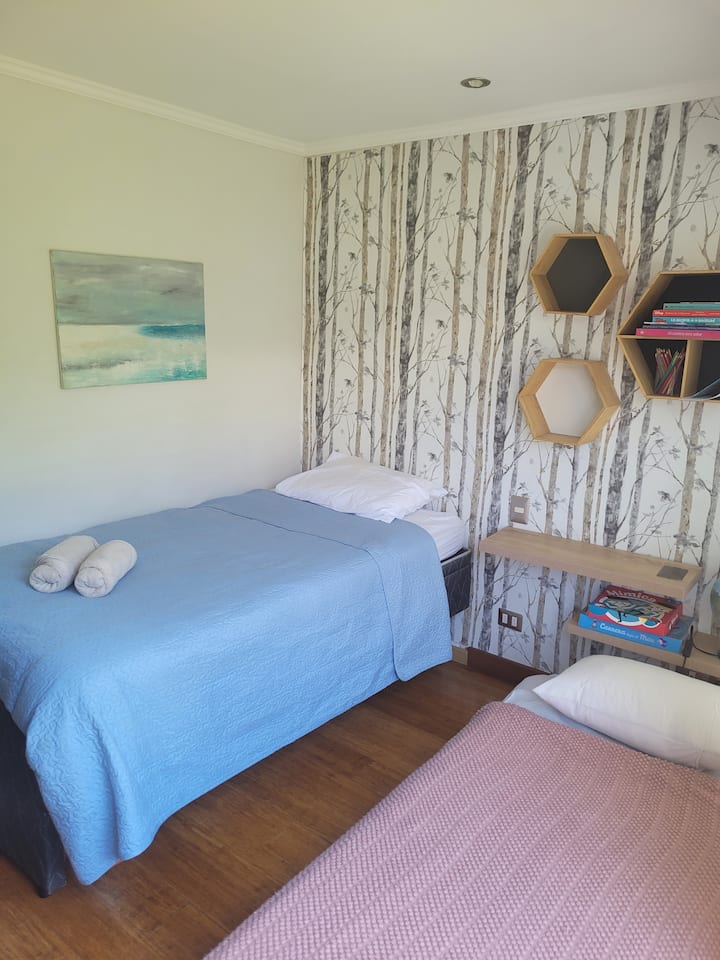 Chumba cha kulala N3, kina kitanda cha mraba na nusu na kitanda cha kiota. Kaskazini ukiangalia na kutoka kwenda kwenye bustani