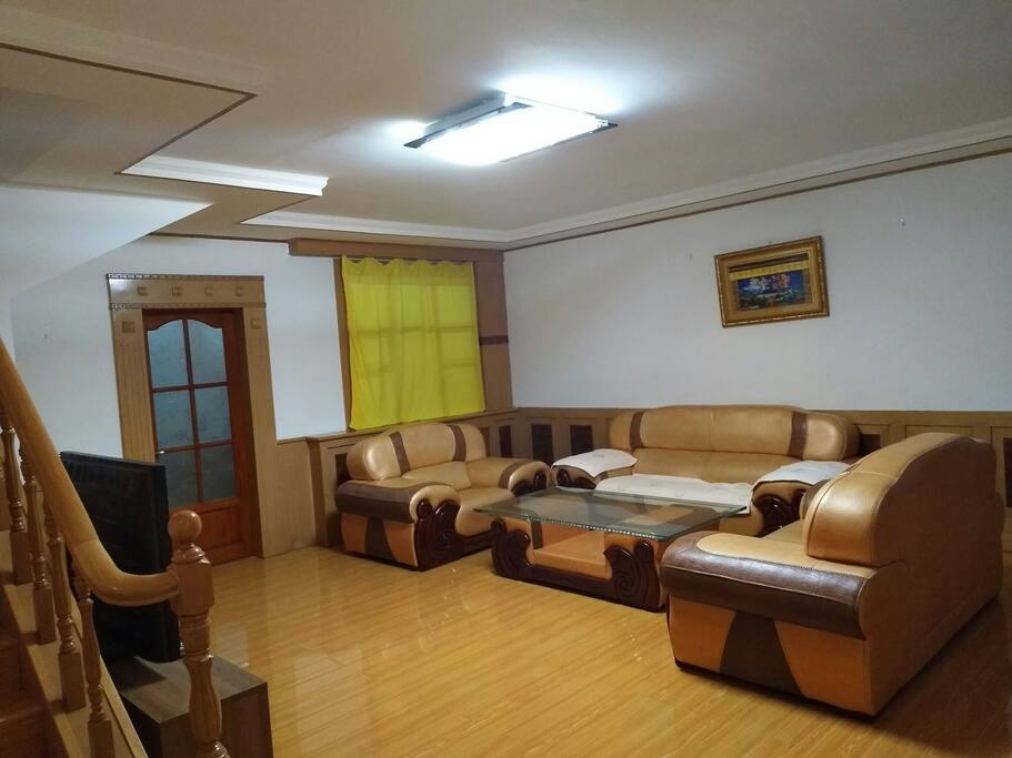 宽敞豪华大客厅,实木地板,全皮沙发,超大网络电视,高速waif