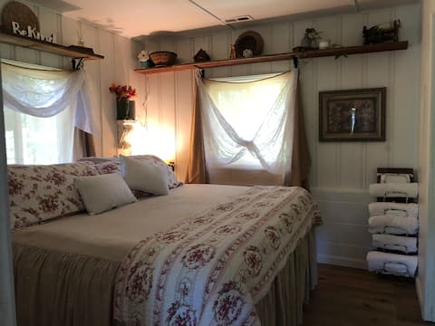 Cottage on the lake-No kids 25 and up