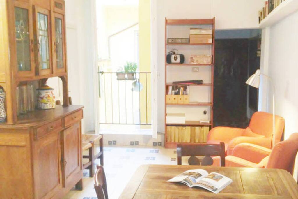 La sala com vista sul cortile interno