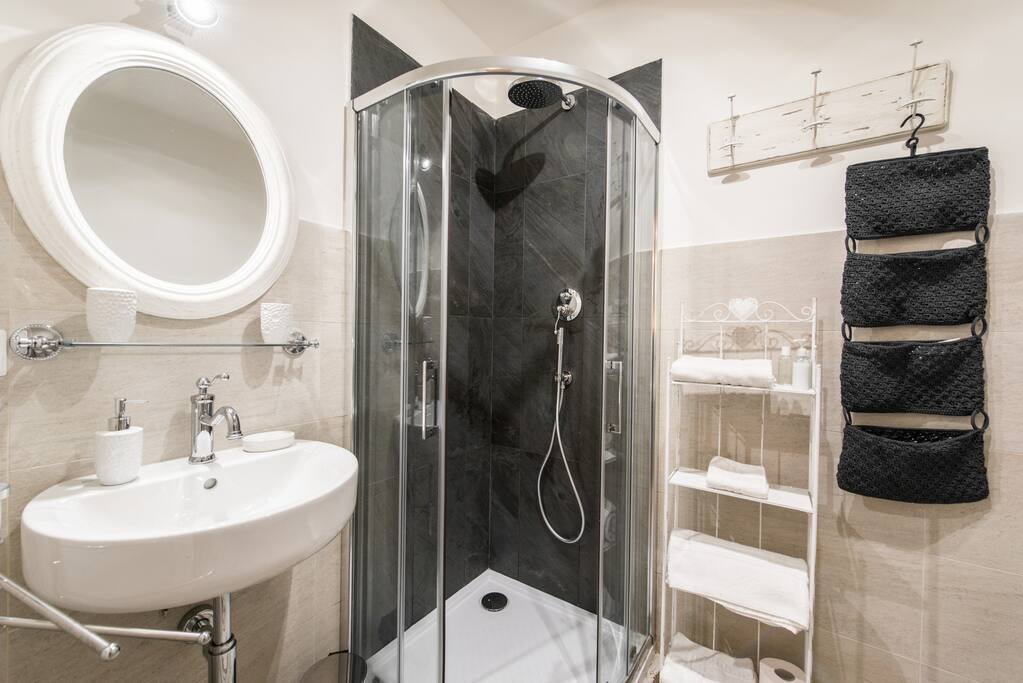 Bagno con materiali nuovi. Doccia con un soffione grande e braccetto mobile. A disposizione sapone per le mani, phon e asciugami con tappetino.