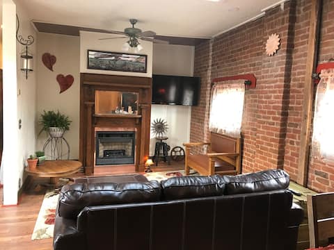 Speakeasy Condo at J2 STR license # 0404.