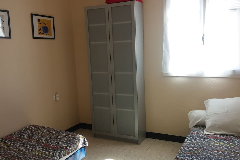 Chambre avec deux lits de 90cm.