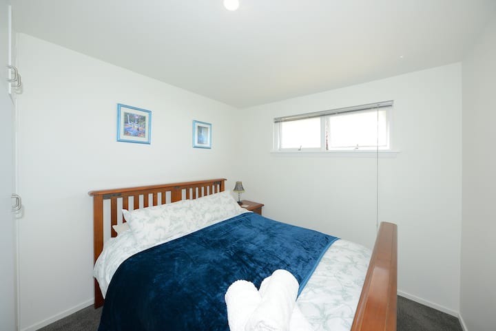 2do dormitorio con cama queen