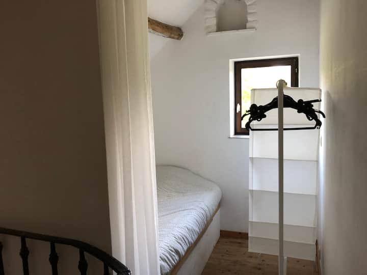 Dormitorio 4//cama doble muy PEQUEÑA (en el pasillo de acceso a las habitaciones) 120 x 200 cm