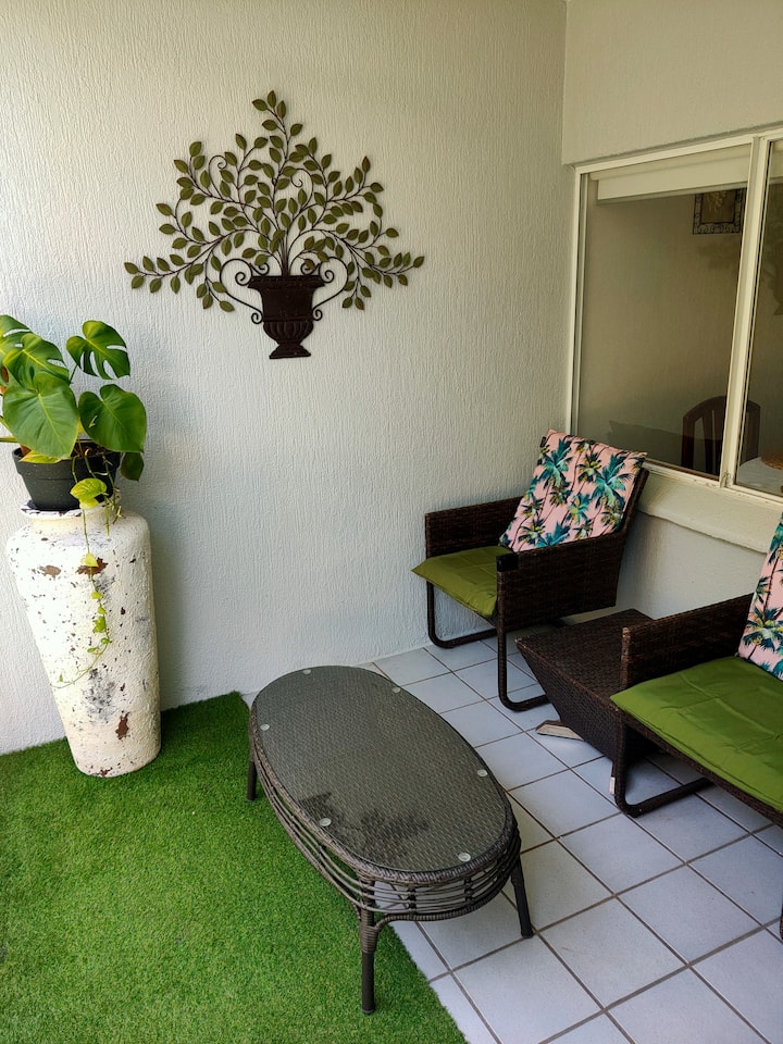 2 Bedroom Condo "W" Pool Entrance Off Your Balcony - Cairns Airport