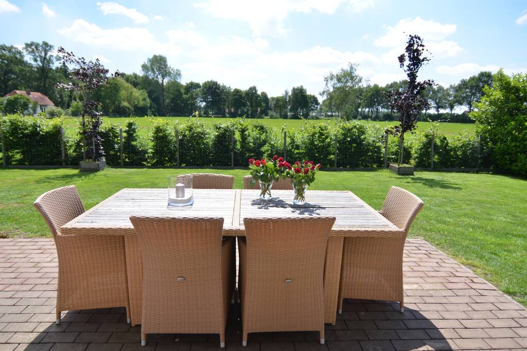 Uitzicht aan de zuidzijde van de villa.