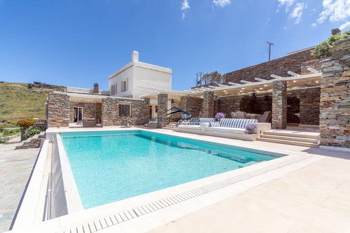 Luxurious stone villa with a swimming pool gallery image 4