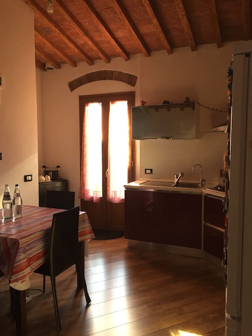 La cucina ha un piccolo terrazzo dove si trova la lavatrice. Su richiesta è possibile utilizzarla, in caso contrario a pochissimi metri dell’abitazione si trova una lavanderia con asciugatrice a gettoni.