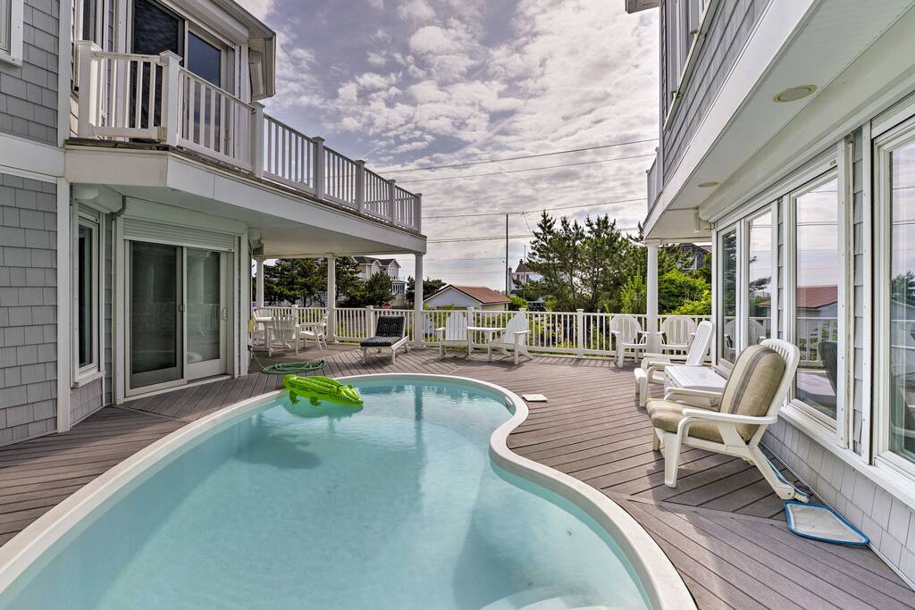 All 9 guests in your travel group will love the private pool!