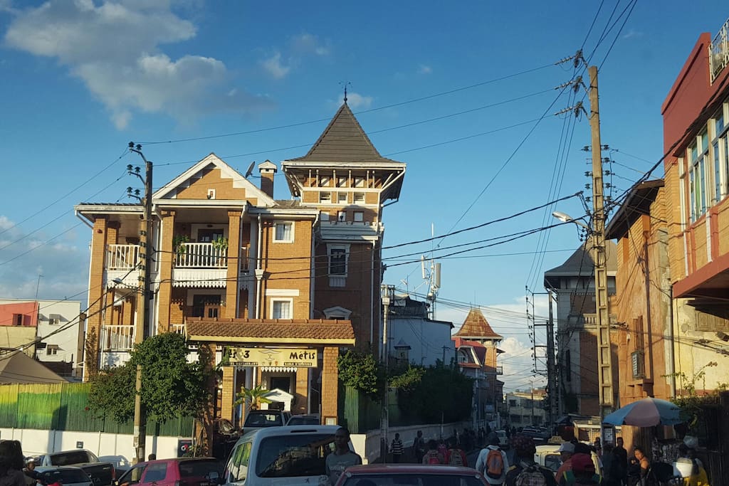 vue d'ensemble du quartier d'Antaninandro avec la mairie du 3ème et le renommé Hotel les 3 Métis, les deux respectivement à 10 et 20 mètres de l'appartement