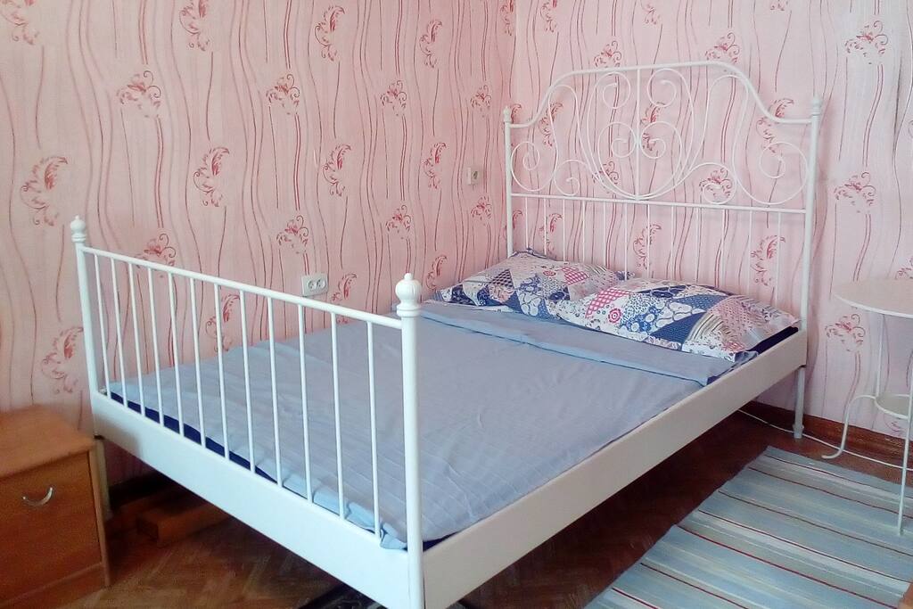 Я поклонница Ikea: в квартире кровать Лейрвик, столик Линдвед, постельное белье, покрывала и прочий текстиль тоже выбираю в Ikea :)