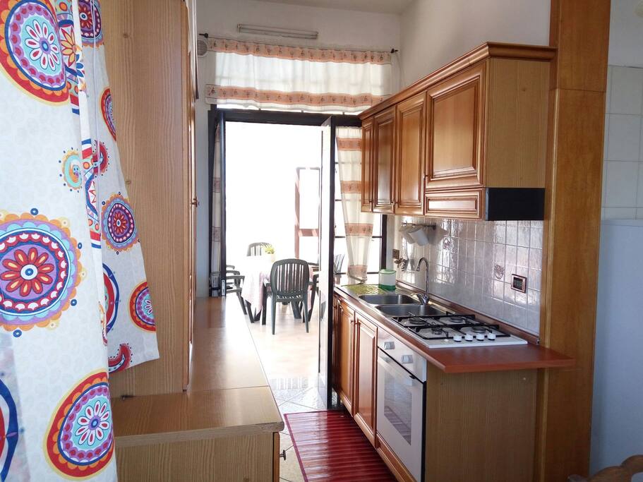 cucina con accesso sulla terrazza
