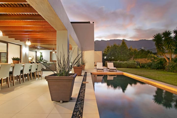 Elegant Urmarah with Lush Garden & Pool