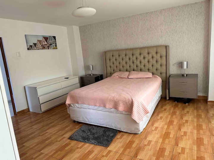 ห้องนอนใหญ่พร้อมห้องน้ำและตู้เสื้อผ้าแบบเดินเข้าได้ 