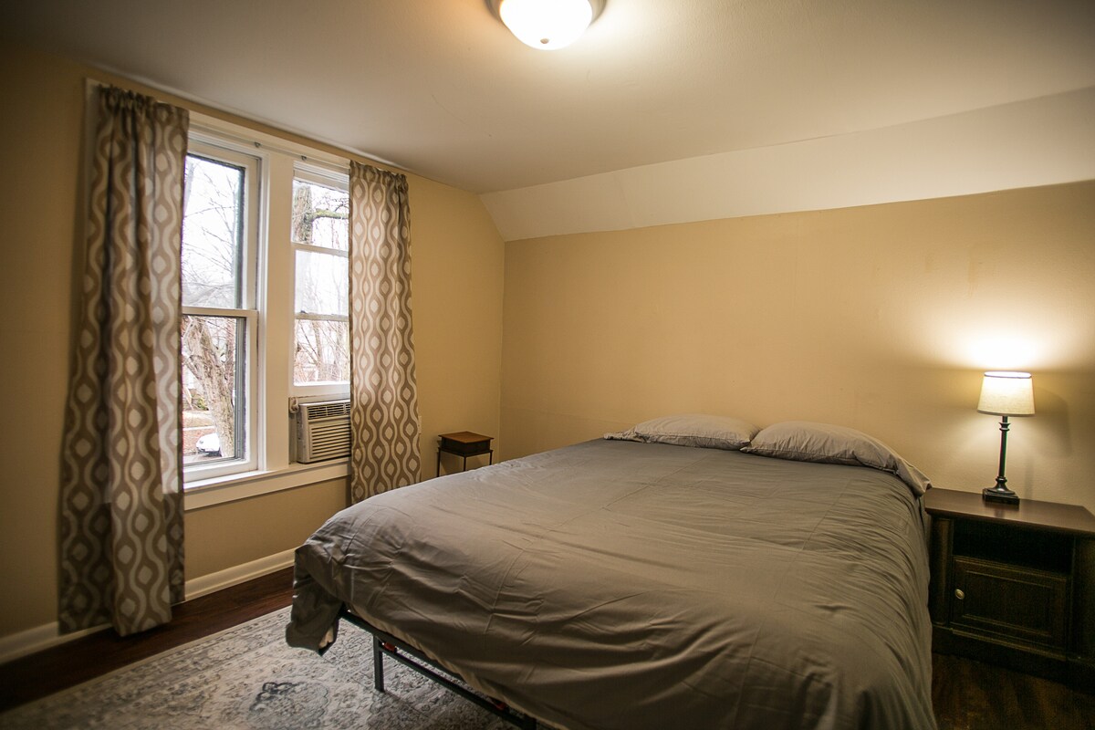 Spálňa 3 - s manželskou posteľou Queen, šatník s policou a nočným stolíkom, bez komody