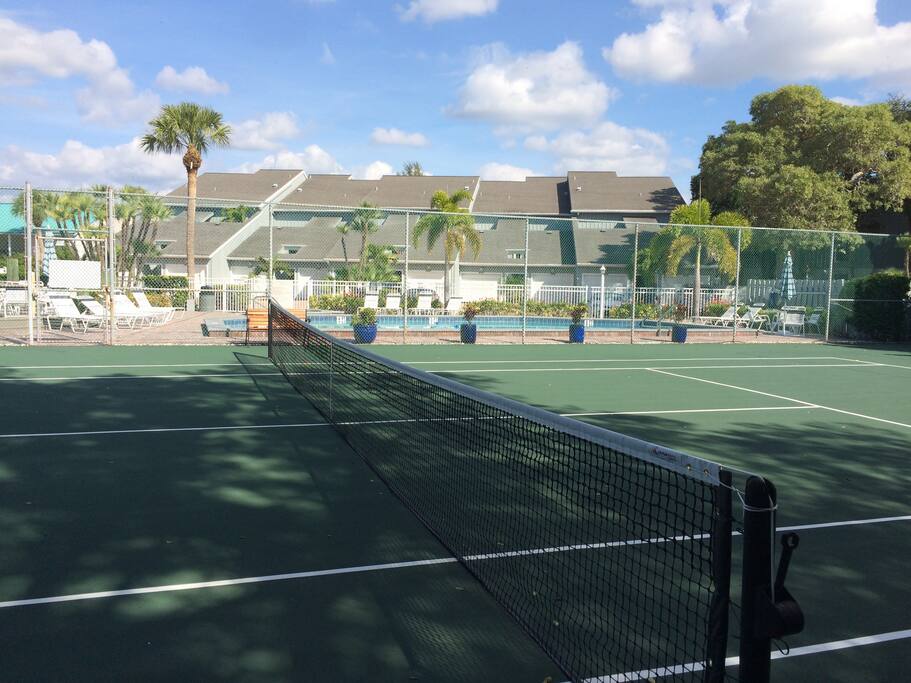Condo community Tennis Courts