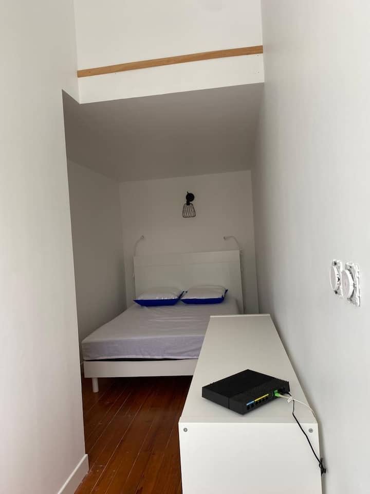 1 tweepersoonsbed 140*190
1 meubelstuk met opbergruimte