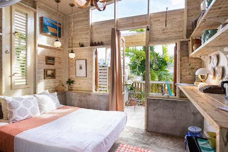 Treehouse w floating deck steps from the beach