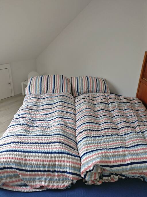 Gemütliches Bett,die Matratze ist eine Spezialanfertigung,dabei ist es eine 1,60*2m Matratze mit zwei abgeschrägten Ecken,sodass die Breite zwischen 1,10 und 1,60 variiert.