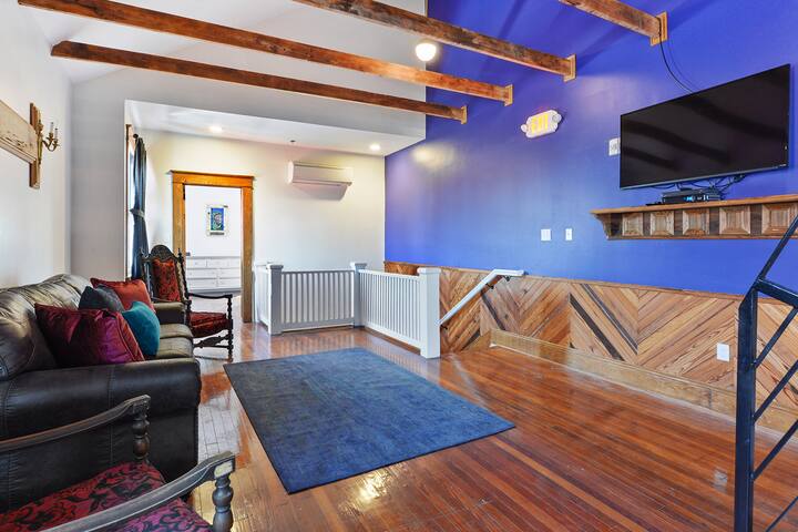 Prime Location! Entrance of Frenchmen! gallery image 3