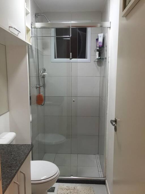 Banheiro com ducha à gás super relaxante!