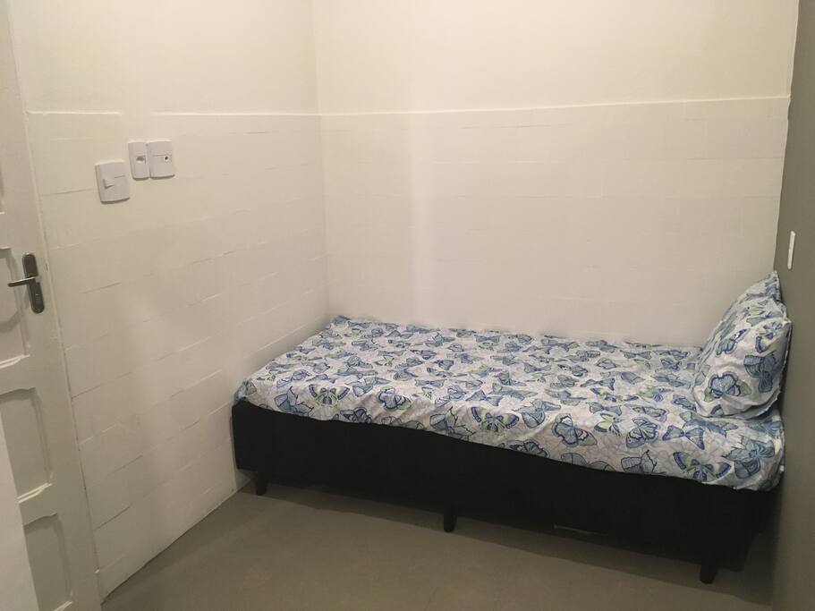 Cama-box. Temos TV de 24 polegadas (na foto ainda não está instalada).