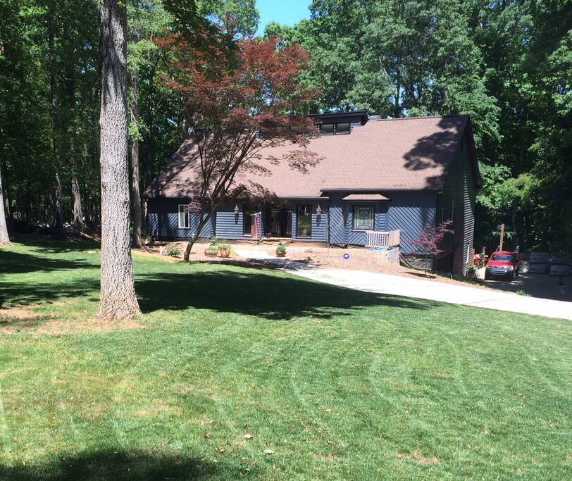 Mountain style cabin home with modern luxuries. Nestled in trees and privacy.