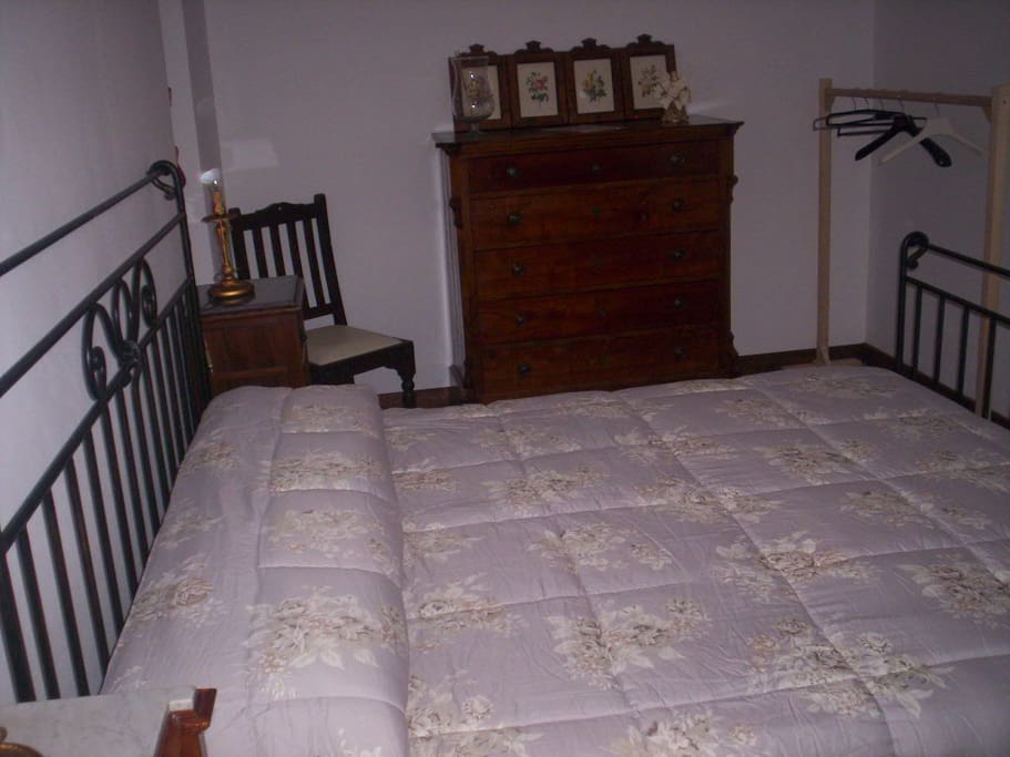 camera da letto matrimoniale con vista montagna