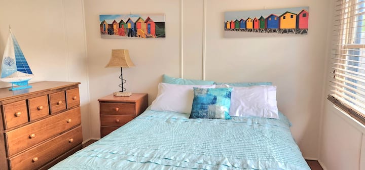 Нашата втора спална соба со брачен кревет.