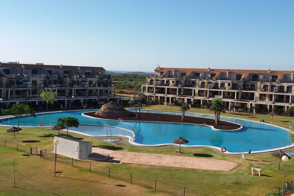 Vue de notre terrasse, piscine ouverte du 15/06 au 15/09 en présence de secouristes