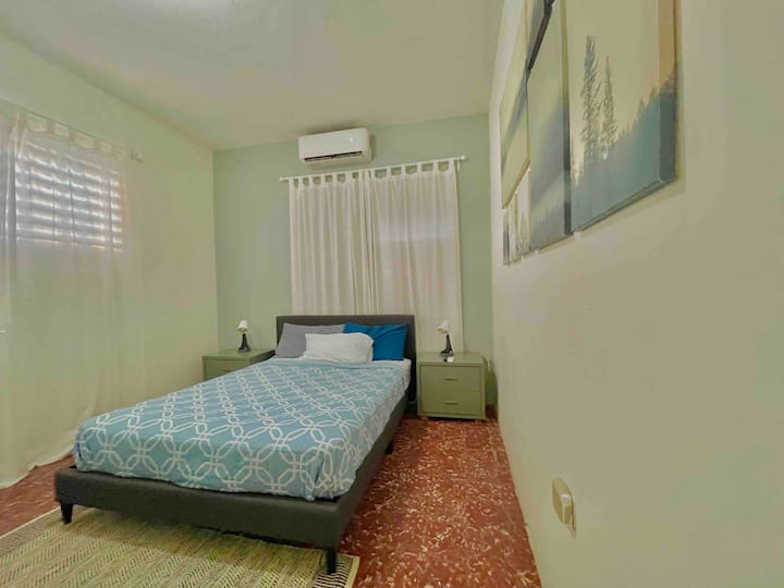 Este es el dormitorio principal y cuenta con una cama tamaño queen.