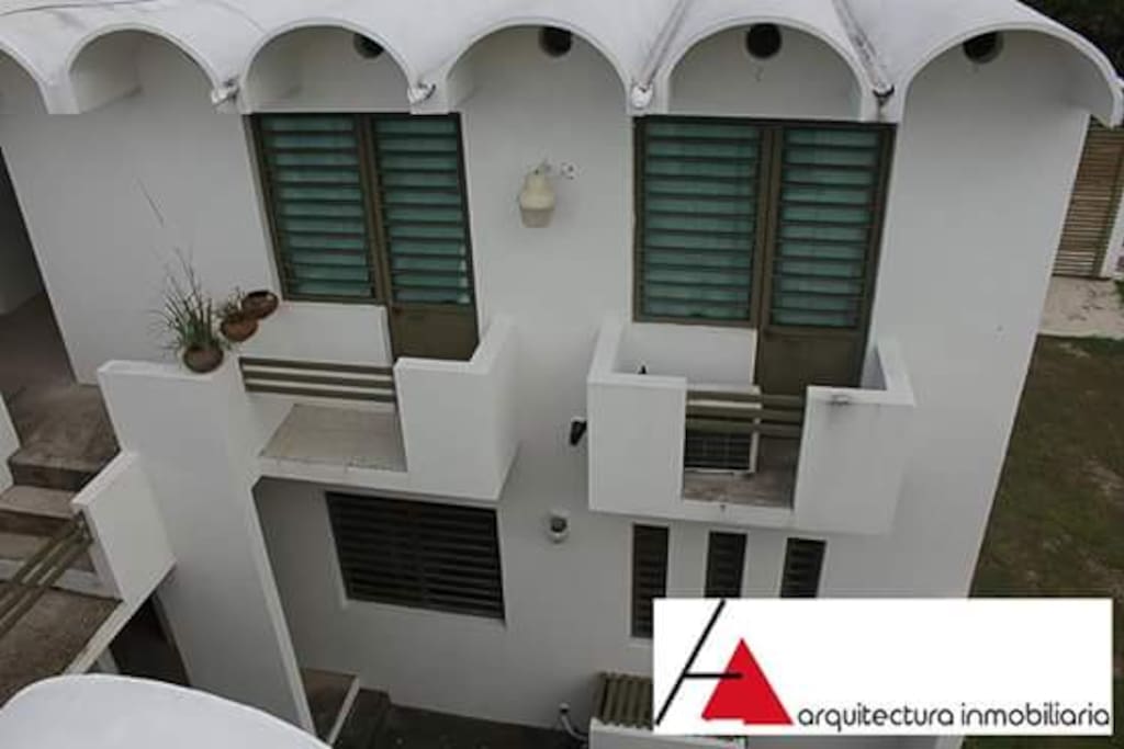 En planta alta algunos departamentos cuentan con balcones a patio interior o a la calle