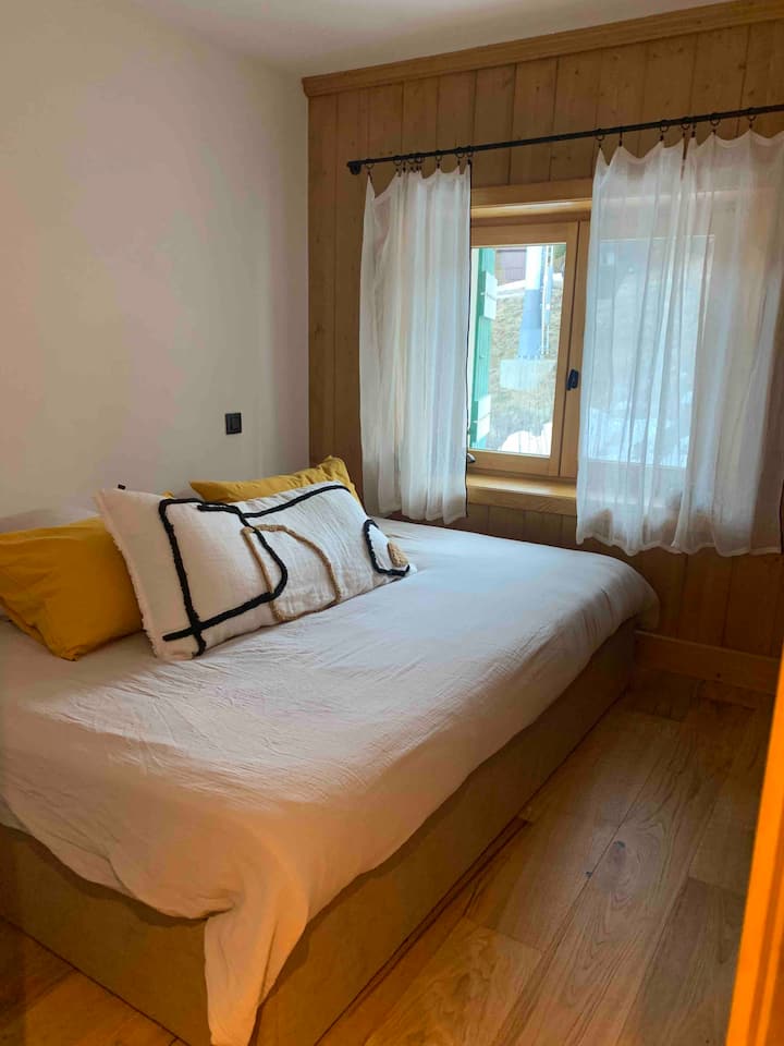 Საძინებლის ორადგილიანი საწოლი 160სმ კარადათი და თაროებით