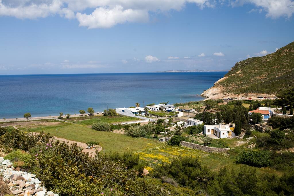 ΤΟ " ΔΕΛΦΙΝΙ ΤΗΣ ΛΑΜΠΗΣ " ΑΠΟ ΨΗΛΑ . ΕΙΝΑΙ ΤΟ ΠΡΩΤΟ ΚΤΗΡΙΟ ΑΠΟ ΑΡΙΣΤΕΡΑ , ΒΡΙΣΚΕΤΑΙ ΑΚΡΙΒΩΣ ΠΑΝΩ ΣΤΗΝ ΠΑΡΑΛΙΑ ΤΗΣ ΛΑΜΠΗΣ !!!