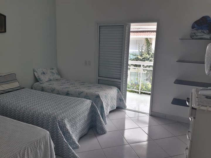 dormitorio con 3 camas individuales y 2 colchones individuales