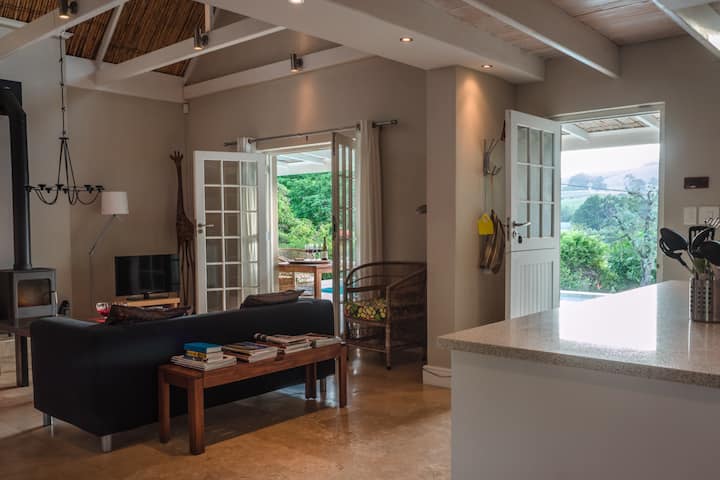 Bamboo Cottage, Great Views, Pool & Large Garden - Franschhoek
