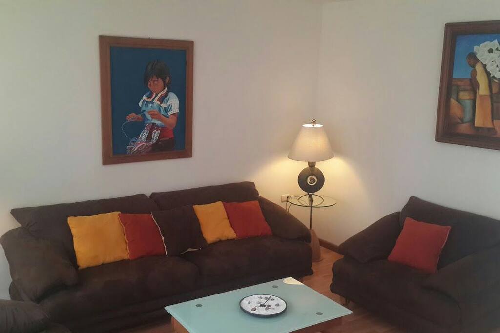 Sala con pinturas de indígenas mexicanas
