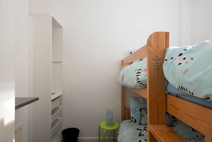 Მეორე საძინებელი სრული ზომის ორსართულიანი საწოლებითა და გარდერობით