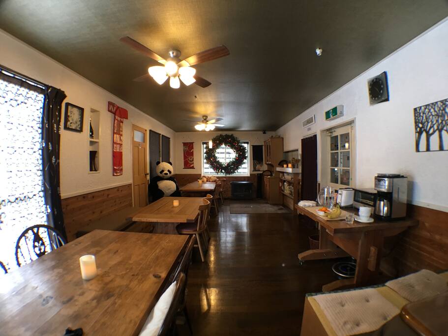 Guest dining area/lounge