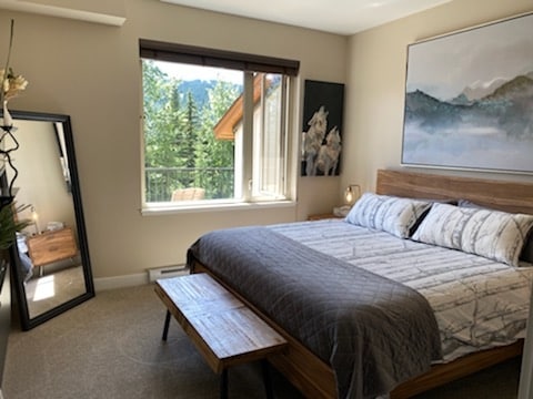 מיטת קינג סייז עם מקום.