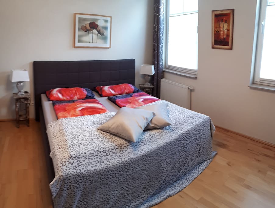 Schlafzimmer 1 (Betten sind auf Wunsch auch einzeln zu stellen)