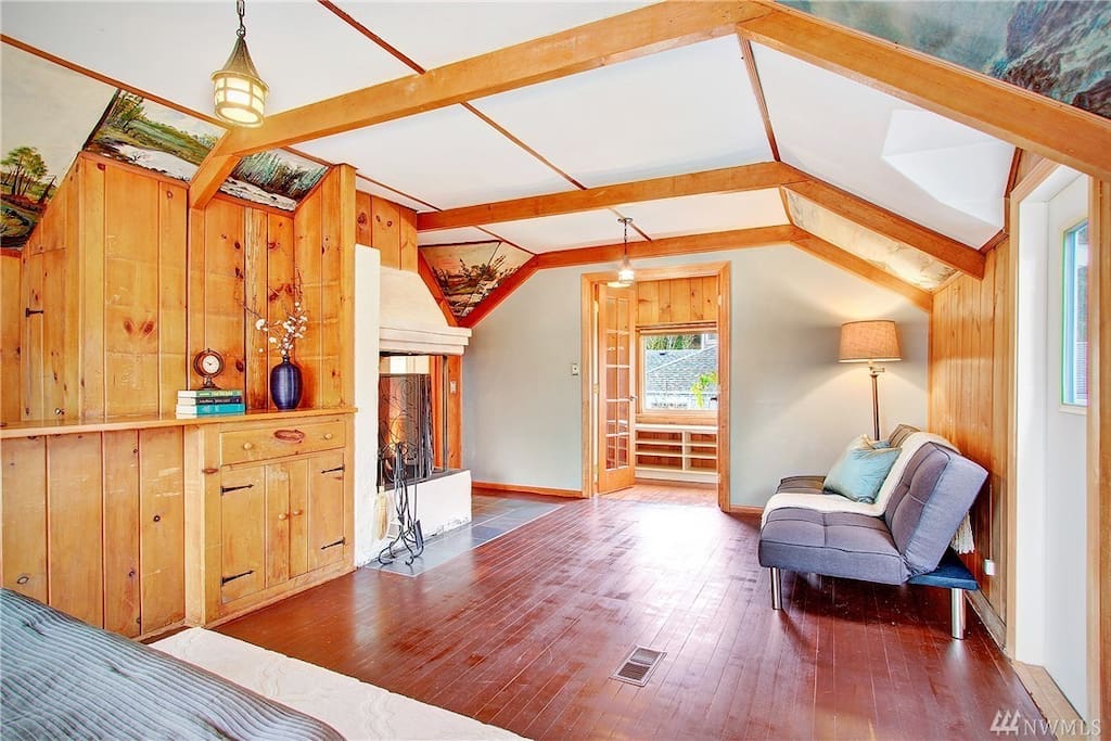 Spacious master bedroom for your stay!The master closet is huge and you can use it to store your clothes and shoes.