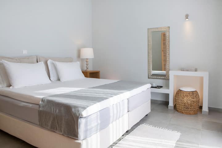 Chumba cha kulala cha ghorofa ya chini, ukubwa wa king.