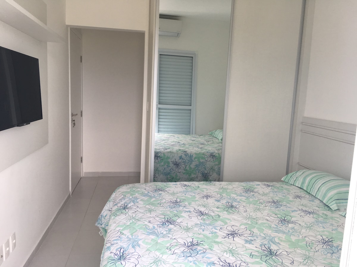 جناح مع خزانة ملابس وسرير بحجم كبير. تحتوي هذه الغرفة أيضًا على مخرج شرفة.