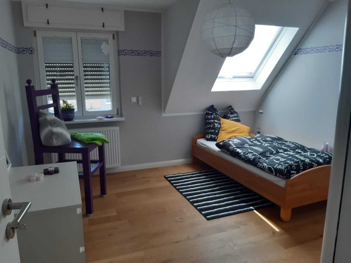 Третата спалня (единично легло) с гардероб и скрин осигурява достатъчно място за съхранение. 