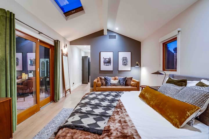 [ห้องนอน #1] เตียงคิงไซส์ตู้เสื้อผ้าแบบวอล์คอินและห้องน้ำในตัวส่วนตัว